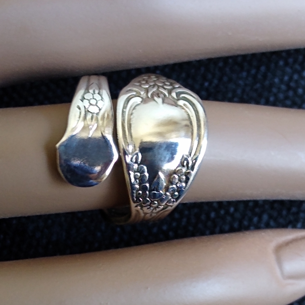 VTG Wm Rogers Oneida Silver Plated Spoon Ring